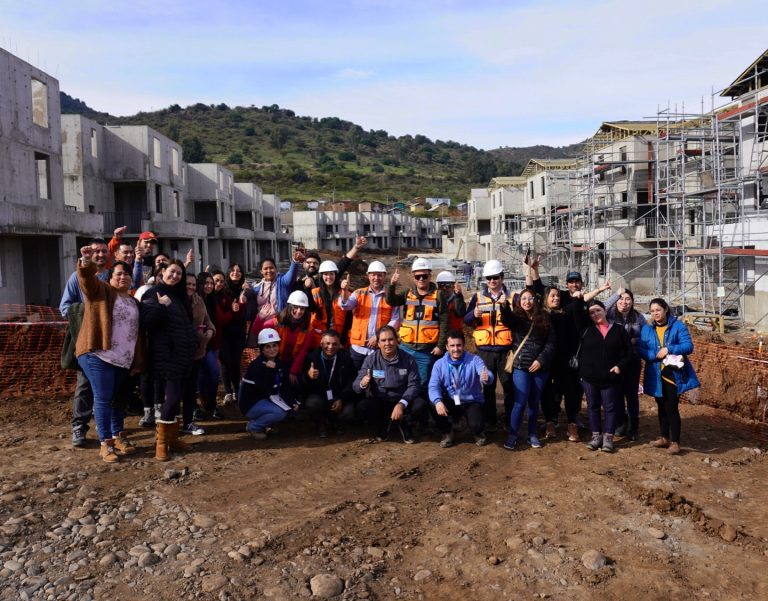 Futuros propietarios visitan las obras de su nuevo hogar en Lomas de Machalí