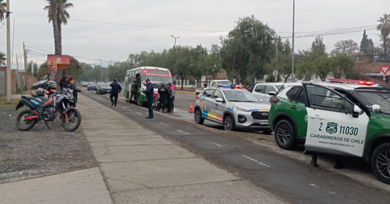 Dos detenidos en fiscalización en Machalí: conductor de microbús con licencia falsificada y 7 motos retiradas