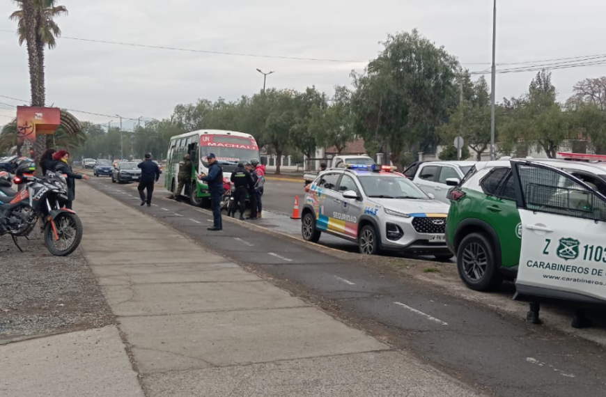 Dos detenidos en fiscalización en Machalí: conductor de microbús con licencia falsificada y 7 motos retiradas